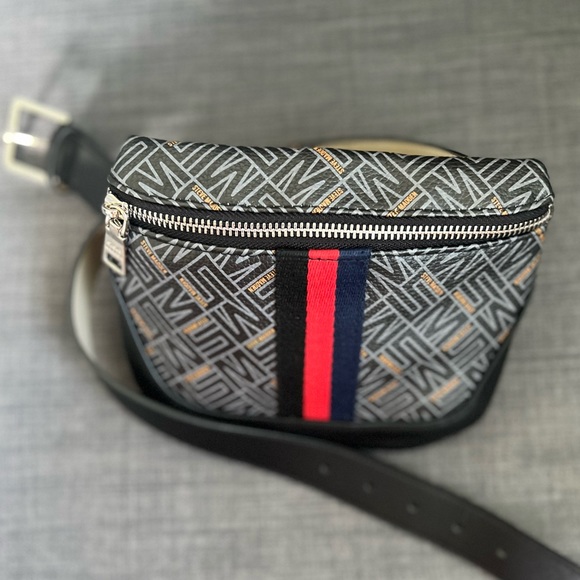 NWT STEVE MADDEN FANNY PACK LOGO BAG ON THE BELT - Picture 1 of 9